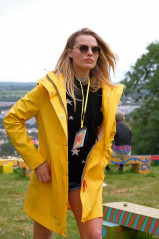 Margot Robbie at the Glastonbury Festival // June 22, 2017 фото №1277632
