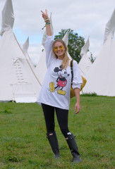 Margot Robbie at the Glastonbury Festival // June 23, 2017 фото №1277232