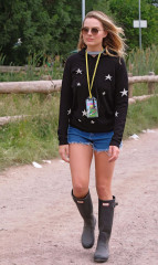 Margot Robbie at the Glastonbury Festival // June 22, 2017 фото №1277637