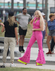 Margot Robbie - 'Barbie' Set in Los Angeles 06/27/2022 фото №1345502