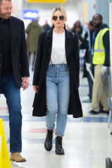 Margot Robbie - arrives at JFK airport in New York City, 02/03/2020 фото №1268107