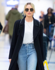 Margot Robbie - arrives at JFK airport in New York City, 02/03/2020 фото №1268104