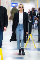 Margot Robbie - arrives at JFK airport in New York City, 02/03/2020 фото №1268102