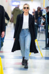 Margot Robbie - arrives at JFK airport in New York City, 02/03/2020 фото №1268108