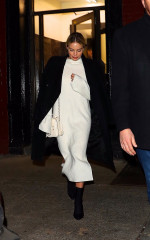 Margot Robbie spotted leaving after dinner at Carbone in New York 03.02.2020 фото №1268099