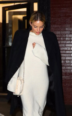 Margot Robbie spotted leaving after dinner at Carbone in New York 03.02.2020 фото №1268097