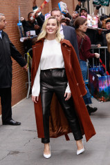 Margot Robbie is seen in New York, 02.04.2020 фото №1267469