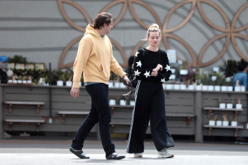 Margot Robbie and Tom Ackerley are seen at the Grocery Stores, 31.03.2020  фото №1267442