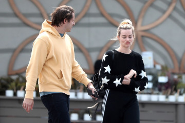 Margot Robbie and Tom Ackerley are seen at the Grocery Stores, 31.03.2020  фото №1267444