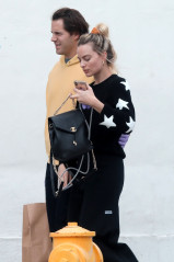 Margot Robbie and Tom Ackerley are seen at the Grocery Stores, 31.03.2020  фото №1267448