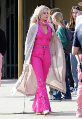 Margot Robbie - 'Barbie' Set in Los Angeles 06/22/2022 фото №1345087