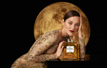 Marion Cotillard by Johan Renck for Chanel N°5 // 2020 фото №1280023