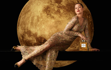 Marion Cotillard by Johan Renck for Chanel N°5 // 2020 фото №1280022