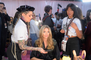 Martha Hunt – Victoria’s Secret Fashion Show Backstage 2018  фото №1172981