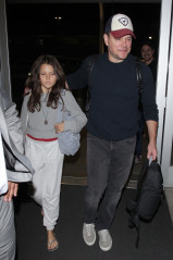 Matt Damon catching a flight out of LAX airport in Los Angeles фото №1057425