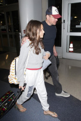 Matt Damon catching a flight out of LAX airport in Los Angeles фото №1057423