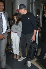 Matt Damon catching a flight out of LAX airport in Los Angeles фото №1057424