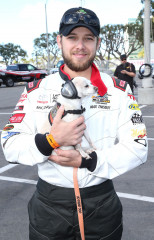 Max Thieriot - 37th Annual Toyota ProCelebrity Race in Long Beach 04/01/2014 фото №1290499