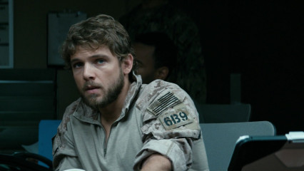 Max Thieriot - Seal Team (2018) 1x11 'Containment' фото №1285509