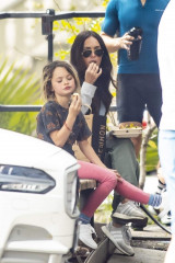 Megan Fox broke self-isolation by having a picnic with her family фото №1253736