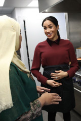 Meghan Markle – Visits the Hubb Community Kitchen in London 11/21/2018 фото №1120960