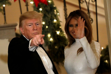 Melania Trump and Donald Trump – Greets Guests at the Congressional Ball фото №1126560