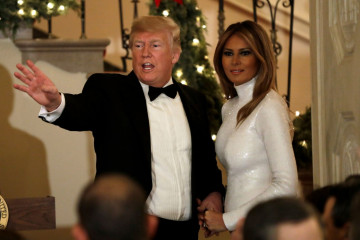Melania Trump and Donald Trump – Greets Guests at the Congressional Ball фото №1126558