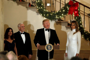 Melania Trump and Donald Trump – Greets Guests at the Congressional Ball фото №1126562