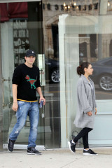 Mila Kunis and Ashton Kutcher – Shopping in LA фото №1056393