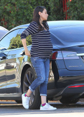 Mila Kunis in Jeans out in Studio City фото №924572