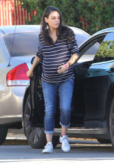 Mila Kunis in Jeans out in Studio City фото №924571