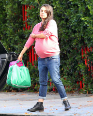 Mila Kunis out in Studio City фото №925009