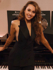 Miley Cyrus – in Spotify's Billions Club November 2024 фото №1407992