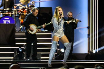 Miley Cyrus – ‘Elton John – I’m Still Standing – A Grammy Salute’ Concert  фото №1059074