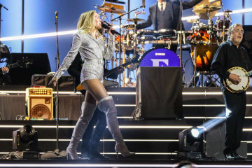 Miley Cyrus – ‘Elton John – I’m Still Standing – A Grammy Salute’ Concert  фото №1059067