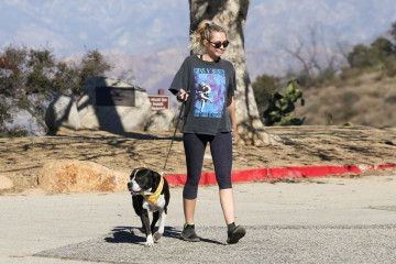 Miley Cyrus Hike With Her Dog, Mary Jane in Studio City фото №1034884