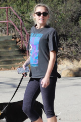 Miley Cyrus Hike With Her Dog, Mary Jane in Studio City фото №1034887