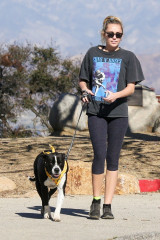 Miley Cyrus Hike With Her Dog, Mary Jane in Studio City фото №1034888