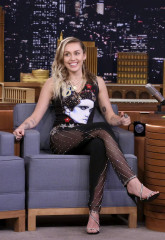 Miley Cyrus – Jimmy Fallon’s Tonight Show in NYC  фото №1000418