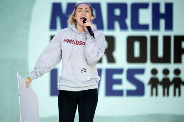 Miley Cyrus – March For Our Lives Event in LA  фото №1056722