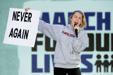 Miley Cyrus – March For Our Lives Event in LA  фото №1056721