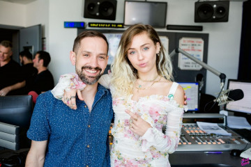 Miley Cyrus – Visiting 104.3 MYfm Studios in Los Angeles 4/15/2017 фото №965047