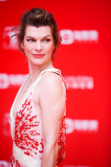 Milla Jovovich – Golden Goblet Awards and Closing Ceremony in Shanghai фото №978208