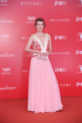 Milla Jovovich – Golden Goblet Awards and Closing Ceremony in Shanghai фото №978211