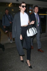 Miranda Kerr - arrives at LAX Airport in LA фото №982034