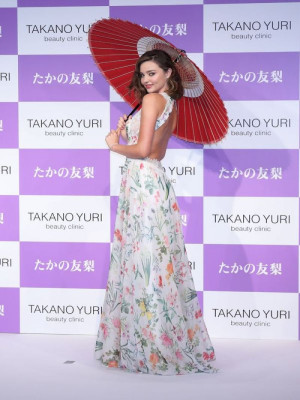 Miranda Kerr – Promotes “Takano Yuri” Beauty Clinic in Tokyo, Japan фото №980834