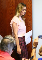 Mischa Barton at Press Conference at the Bloom Law Firm in Woodland Hills фото №947872