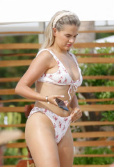 MOLLY MAE HAGUE in Bikini at a Pool 07/14/2020 фото №1265025