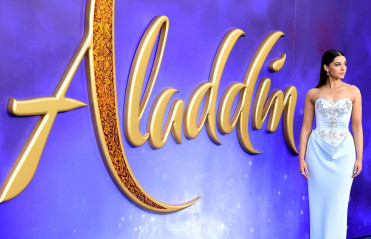 Naomi Scott - "Aladdin" Premiere in London || 05-09-2019 фото №1215508