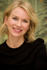 Naomi Watts – “The Glass Castle” Press Conference Portraits in NY фото №983139